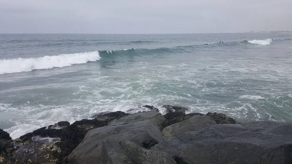 Côte Californienne Belles Vagues Éclaboussant Les Rochers — Photo