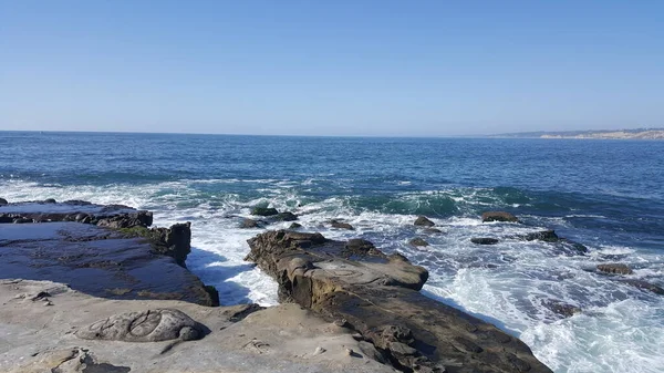 California Shore Beautiful Powerful Waves Splashing Rocks — 图库照片