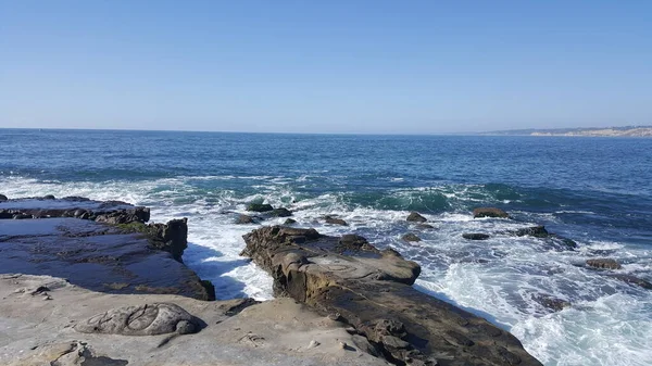 Côte Californienne Belles Puissantes Vagues Éclaboussant Les Rochers — Photo