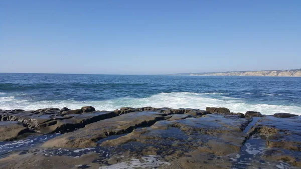 California Shore Beautiful Powerful Waves Splashing Rocks — 图库照片