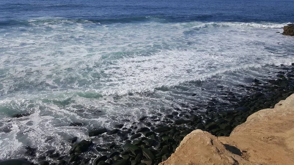 California Shore Beautiful Waves Splashing Rocks — 图库照片