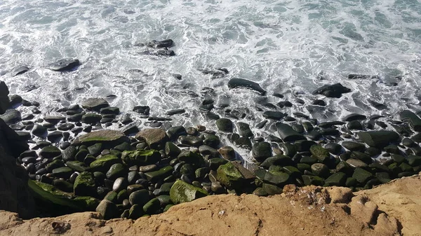 Güzel Güney Kaliforniya - Sıcak bir yaz gününde kayalık kıyılara vuran okyanus dalgaları