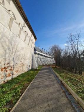 Savvino-Storozhevsky Manastırı 'nın eski beyaz duvarları