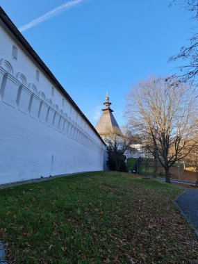 Savvino-Storozhevsky Manastırı 'nın eski beyaz duvarları