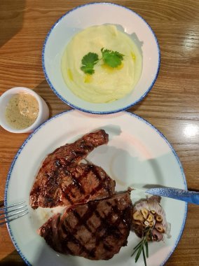 Patates püresi ve biber soslu pirzola. Çok lezzetli.!