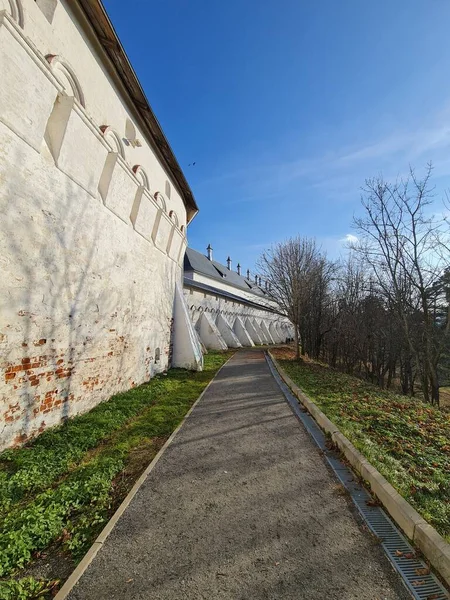 Savvino-Storozhevsky Manastırı 'nın eski beyaz duvarları