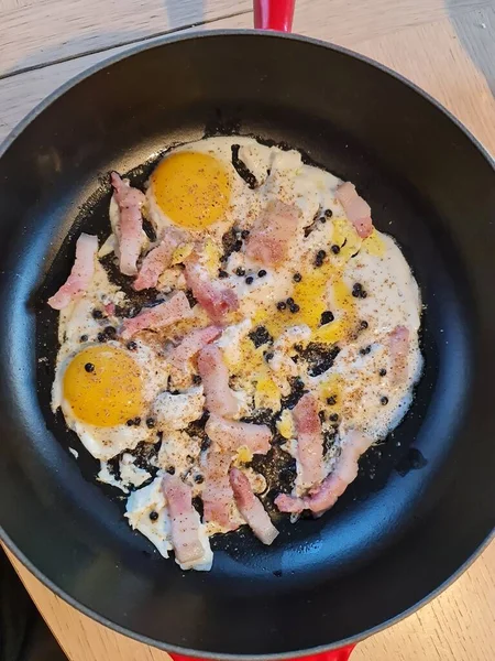 Fried Eggs Bacon Kampot Pepper Cast Iron Frying Pan — Stock Photo, Image