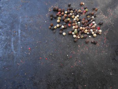 Siyah metalik arkaplanda renkli biber tohumları ve metin için boşluk
