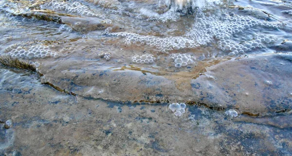 Kayaların üzerinden akan temiz su tam bir çerçeve gibi