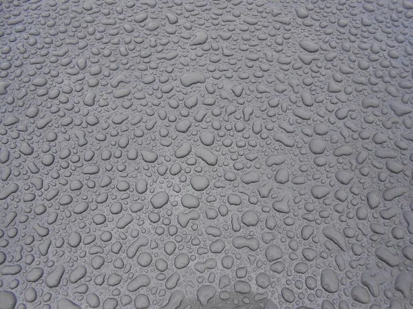 su cam üzerine bırakır. Makro