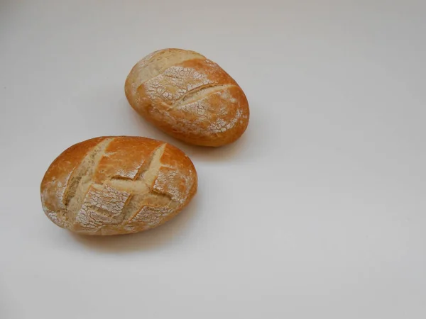 Beyaz arka planda taze ekmek ve çörekler.,