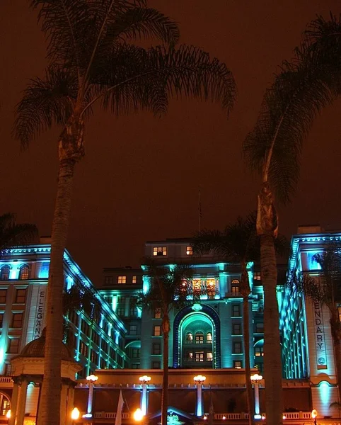 San Diego California 'da gece gökyüzüne karşı aydınlatılmış bina