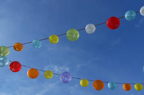 Renkli asılı fenerlerin yakın çekimi