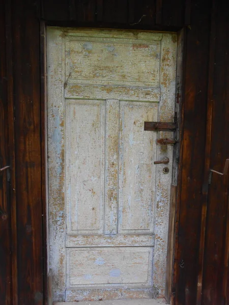 Eski paslı ahşap kapı, saplı..