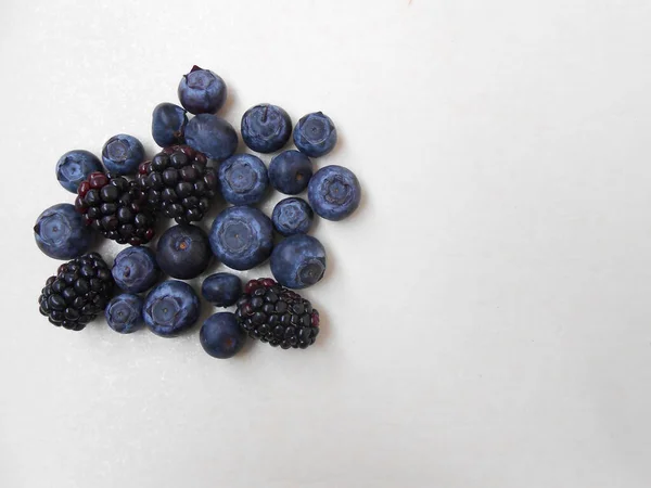 Beyaz arka planda böğürtlen ve böğürtlen.