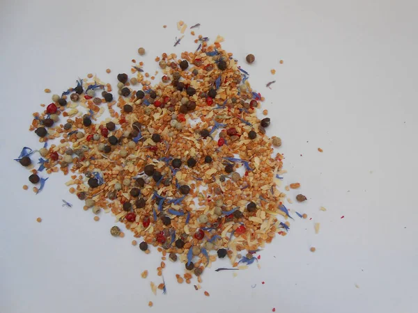 Beyaz arkaplanda baharatlar ve baharatlar