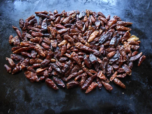 Siyah arkaplanda bir sürü kurutulmuş kırmızı biber