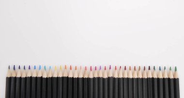 Metin için boşluk olan beyaz arkaplandaki renkli kalemler