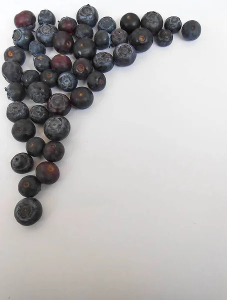 Beyaz arka planda taze böğürtlen ve yaban mersini