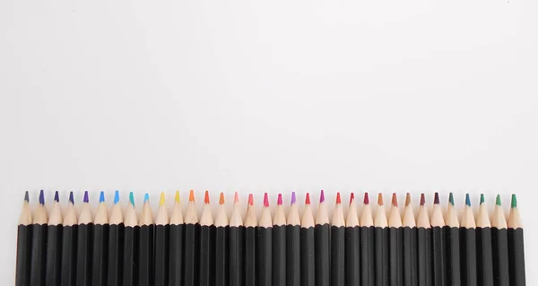 Metin için boşluk olan beyaz arkaplandaki renkli kalemler