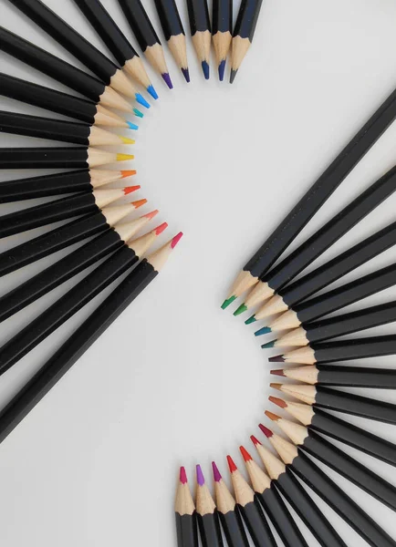 Renkli kalemlerden oluşan bir grubu kapat