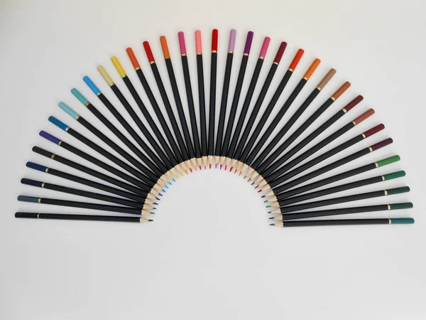 Beyaz arkaplanda renkli kalem seti