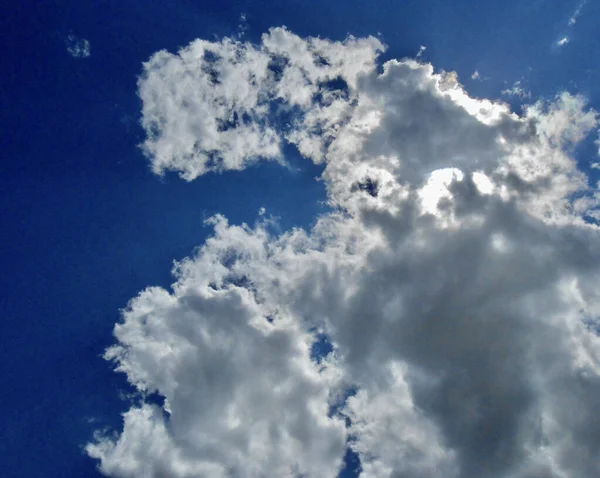 Bulutlu mavi gökyüzü