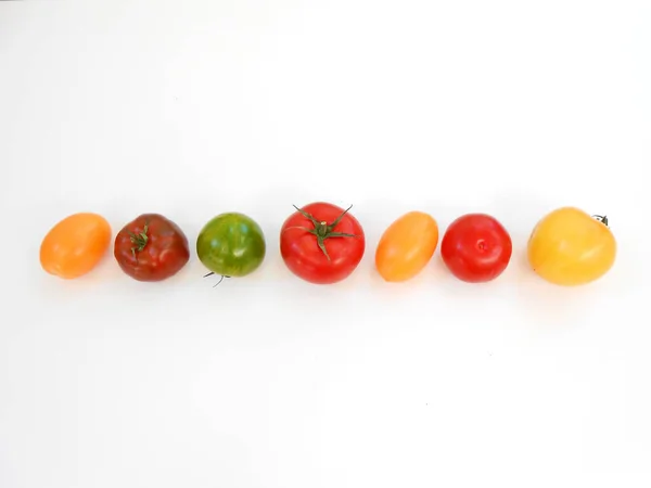 Siyah arka planda fesleğenli taze limon dilimi.