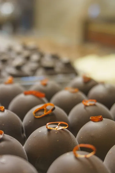 Patern Muchos Pralinés Chocolate Negro Rematado Con Chile Escaparate Tienda — Foto de Stock