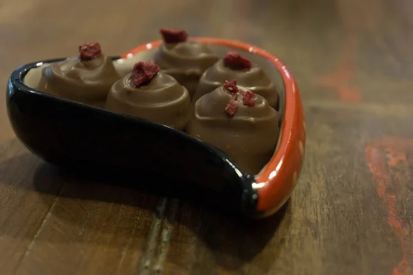 Pralinés Chocolate Rematados Con Arándano Servido Tazón Forma Corazón Sobre — Foto de Stock