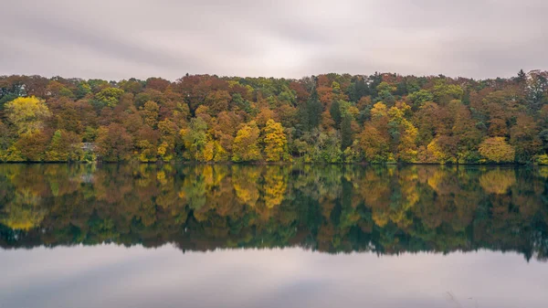 Colorful Autumn Forest Reflects Calm Smooth Lake — Stock Photo, Image