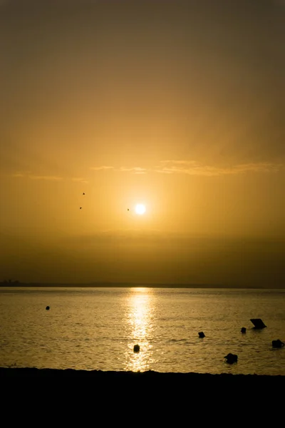 Bright Sunrise Large Yellow Sun Rays Sea Surface Wit Silhouette — Foto de Stock