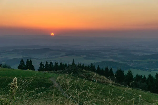 Захід Сонця Вассеркуппе Найвищої Точки Гір Роен Лугом Передньому Плані — стокове фото