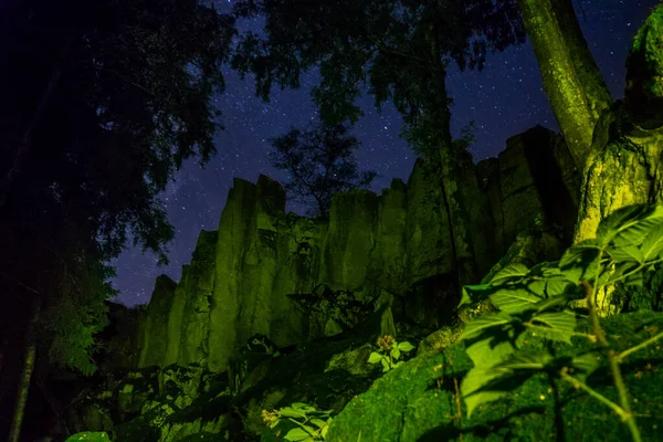 Formation Rocheuse Éclairée Steinwand Dans Forêt Nocturne Sombre Avec Des — Photo