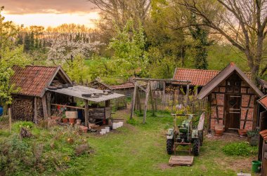 Tuğla, kiremit bina ve traktörlü güzel bir çiftlik.