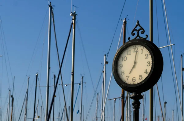 Годинник Голландській Гавані Щоглами Блакитним Небом Фоні — стокове фото