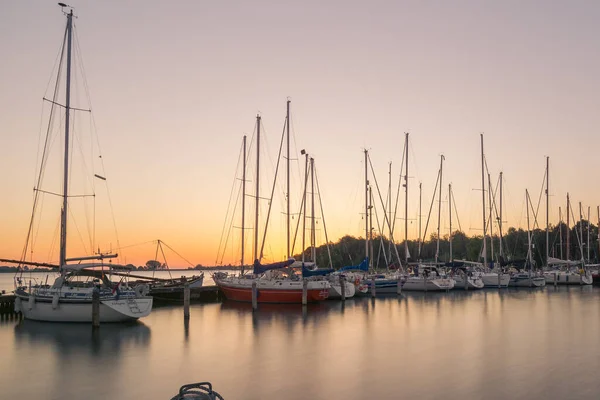 日出时带着帆船驶入寂静的船坞 — 图库照片