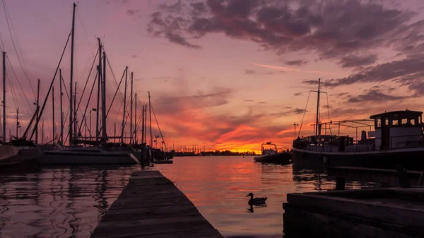 黄昏时分船坞中帆船和码头的轮廓 — 图库照片