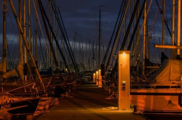 Дивлячись Прямо Вниз Освітлений Пірс Голландській Гавані Вітрильними Човнами Вночі — стокове фото