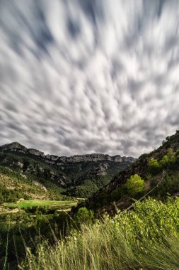 Pireneler üzerindeki bulutlar uzun süre açıkta kalır.