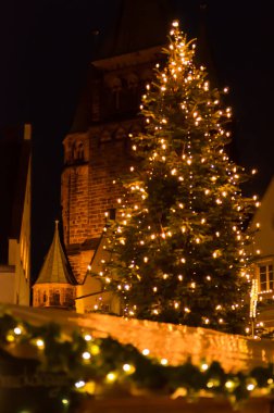 Warendorf 'taki Alman noel pazarında aydınlatılmış Noel ağacı.