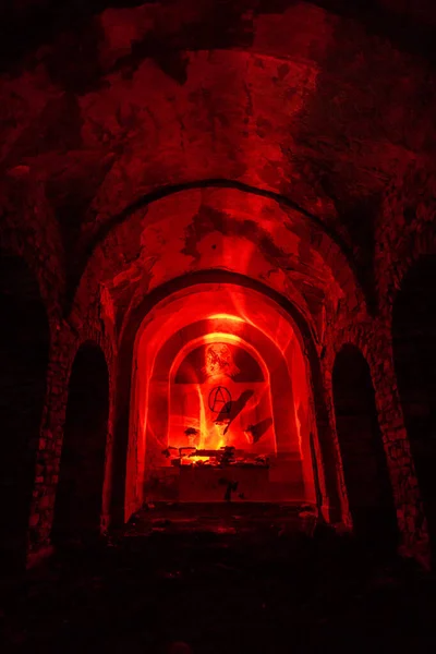 Dentro Igreja Escura Abandonada Espanha Iluminada Com Luz Vermelha — Fotografia de Stock