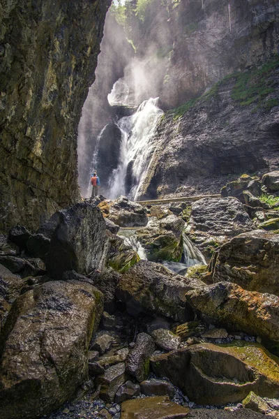 Mann Steht Mit Felsen Wasserfall Ordesa Tal Nationalpark — Stockfoto