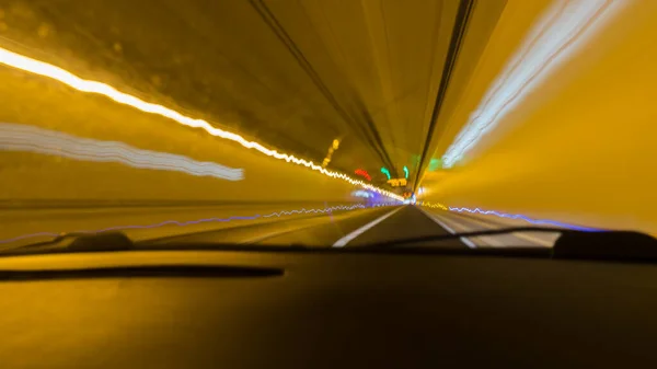 Tittar Vindruta Körning Tråg Tunnel Med Suddiga Ljus — Stockfoto