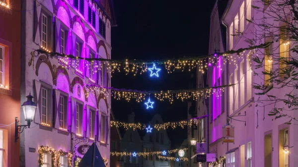Yılbaşı zamanı aydınlatmayla süslenmiş Alman gece şehri Cüce Yolu
