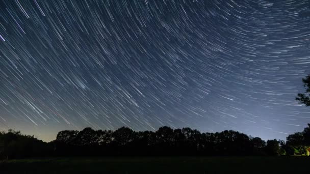 Cerul Noapte Mișcare Trasee Stelare Peste Peisajul Rural Câmp Fața — Videoclip de stoc