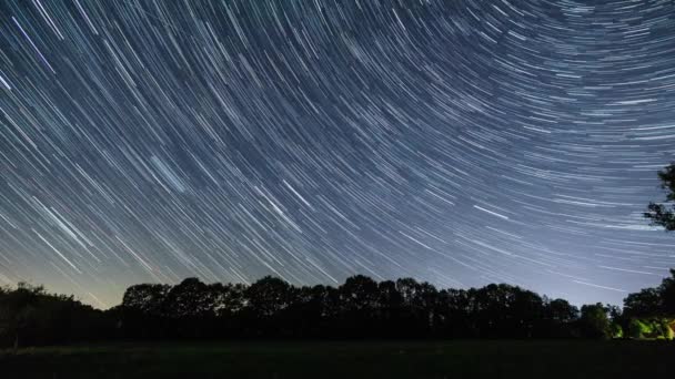 Movendo Céu Noturno Com Trilhas Estrelas Sobre Paisagem Rural Com — Vídeo de Stock