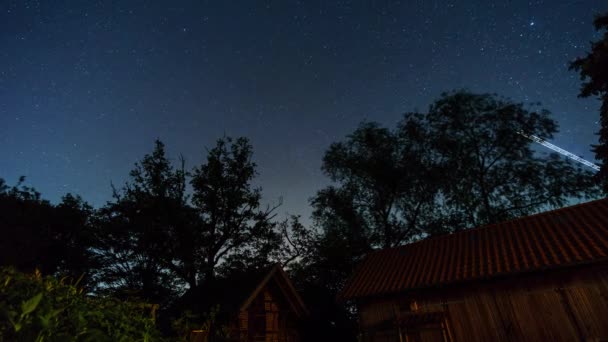 北の方向の星の動きは農場の建物の上の — ストック動画
