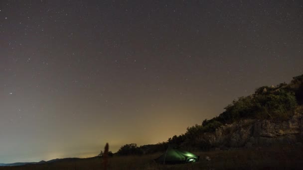 Движущиеся Звезды Облака Большой Ковшом Над Палаткой Хорватском Пейзаже Ночью — стоковое видео