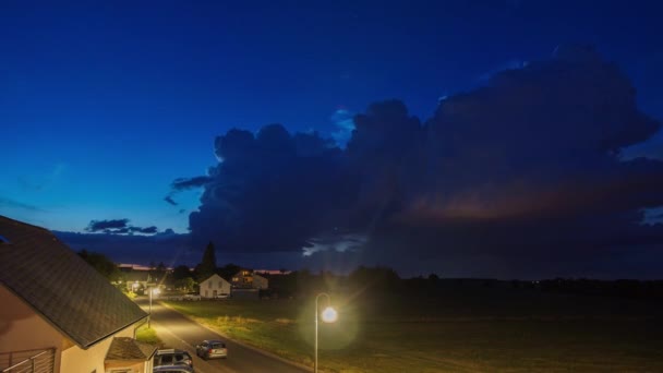 Timelapse Uma Grande Nuvem Trovoada Paisagem Rural Movendo Sobre Aldeia — Vídeo de Stock
